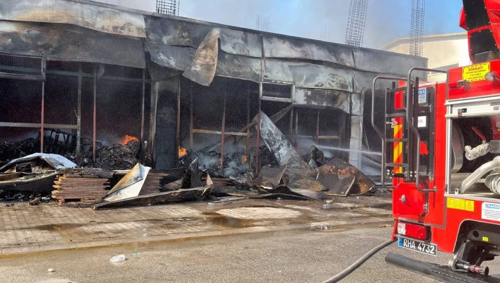 Alayköy Sanayi Bölgesi’nde bulunan depoda yangın