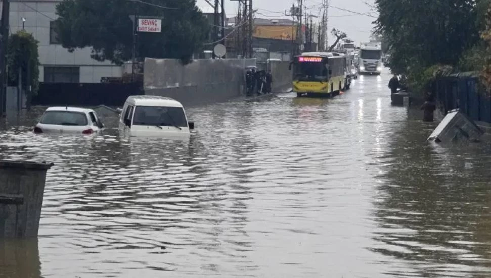 İstanbul’u sağanak ve fırtına vurdu