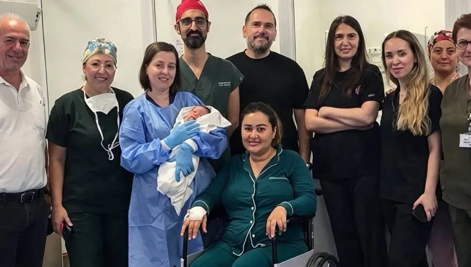 32 kişilik ekipten bir ilk: Bebek anne karnındayken solunum yolu açıldı